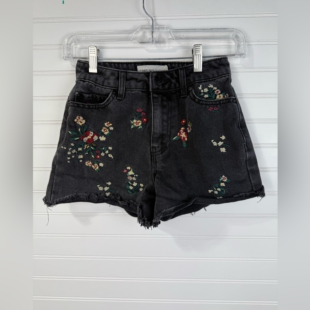 Banjara women’s faded black floral embroidered cutoff denim shorts. Size 00/22
